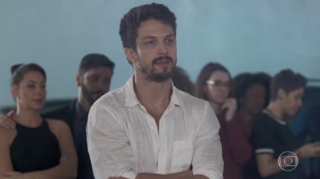 “Bom Sucesso” solta indireta e diz que quem queima livro é fascista