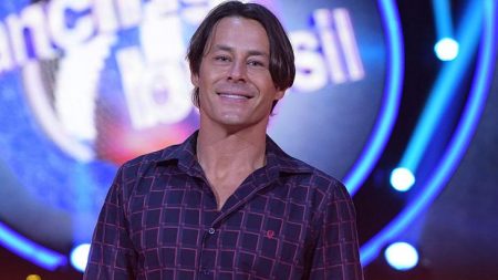 Theo Becker reclama de beijo gay e diz que todos serão “garotos de programa e prostitutas”