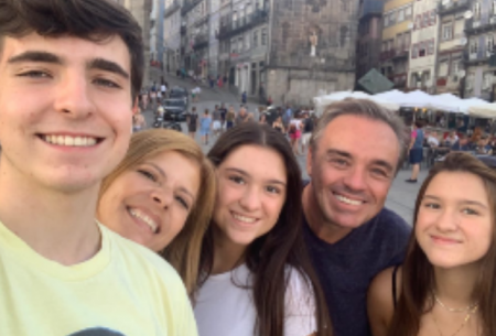 Empresário sai com filhos de Gugu e foto divulgada dá o que falar