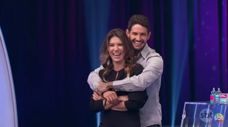 Alexandre Pato aparece no “Roda a Roda” e emociona Rebeca Abravanel