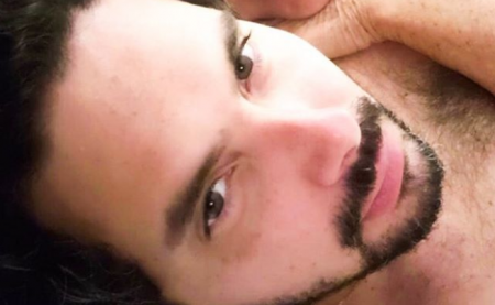 Ex-BBB surpreende e aparece sem roupa com namorado na cama
