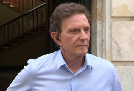 Atores da Globo se beijam em protesto contra censura de Crivella