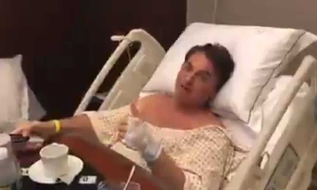 Operado no hospital, Jair Bolsonaro aparece assistindo “Chaves”