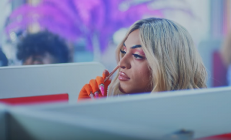 Pabllo Vittar volta a trabalhar em call center para novo clipe