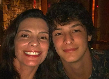 Helena Ranaldi posa com o filho e semelhança entre eles impressiona