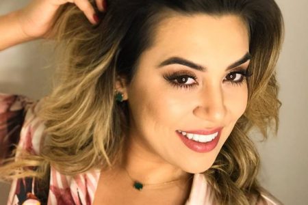 Naiara Azevedo ousa, posa de maiô de oncinha e internautas reagem