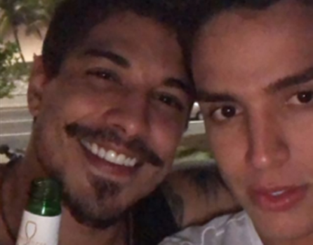 Douglas Sampaio é visto brindando com rapaz em quarto de hotel
