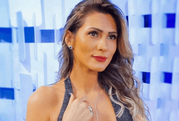 Lívia Andrade é criticada por foto de biquíni e dá patada em seguidora