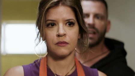 “Malhação”: Carla fala nome de Marco Rodrigo enquanto dorme e Madureira ouve