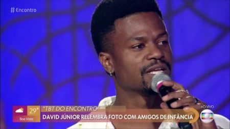 David Junior não contém emoção ao receber surpresa na TV