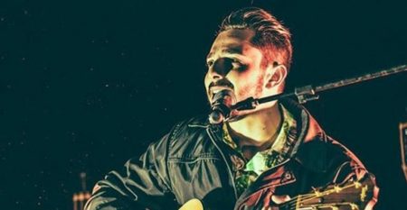 Cantor sertanejo morre em acidente após batida de carro em rodovia