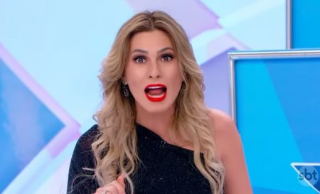 Lívia Andrade turbina o bumbum ao vivo no SBT e enlouquece o público