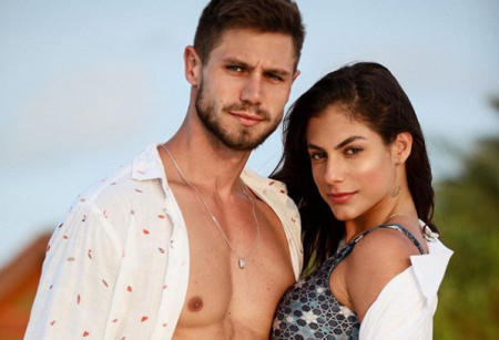 Ex-BBB Jonas Sulzbach posa com a namorada e detalhe rouba a cena