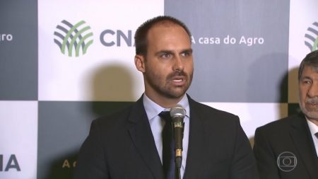 Filho de Bolsonaro compartilha fake news para detonar filme Dois Papas