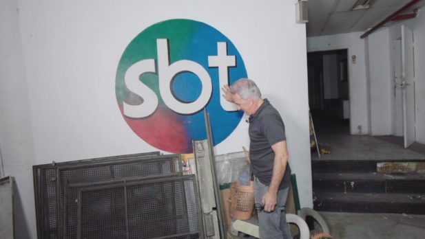 Otávio Mesquita visita antigos estúdios e relembra começo do SBT