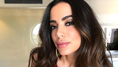 Anitta descansa com biquíni minúsculo e acaba deixando bumbum de fora