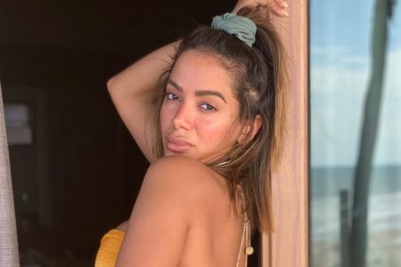 Anitta faz festinha privê e proíbe convidados de divulgarem o que rolou