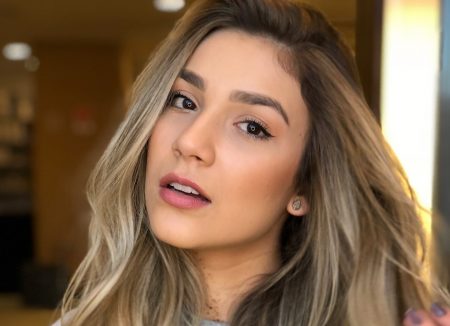 Irmã de Luan Santana impressiona a web ao fazer aparição de biquíni
