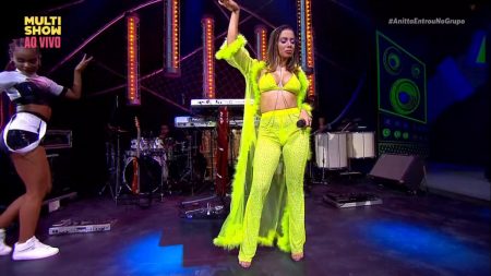 Anitta diverte web ao dizer que seu “periquito vai sair” em programa