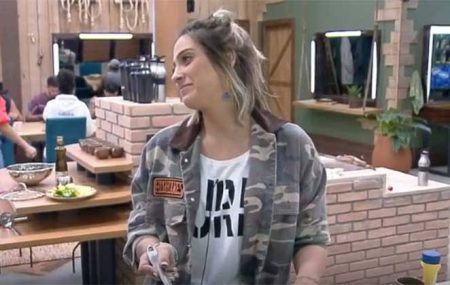 A Fazenda 2019: Tati Dias coloca o dedo na panela e deixa peoa sem reação