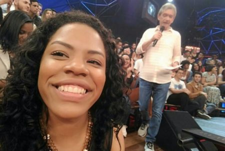 Após ser empurrada por funcionário do Altas Horas, fã se pronuncia