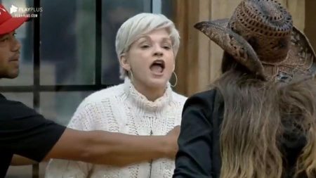 A Fazenda 2019: Andrea Nóbrega arma barraco com Drika Marinho