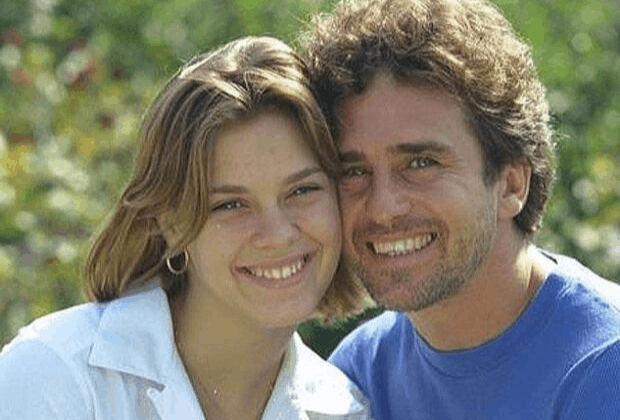 Marcos Frota parabeniza a ex Carolina Dieckmann com foto de família