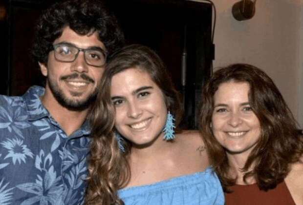 Filha de Cláudia Abreu prestigia mãe no teatro ao lado do novo namorado
