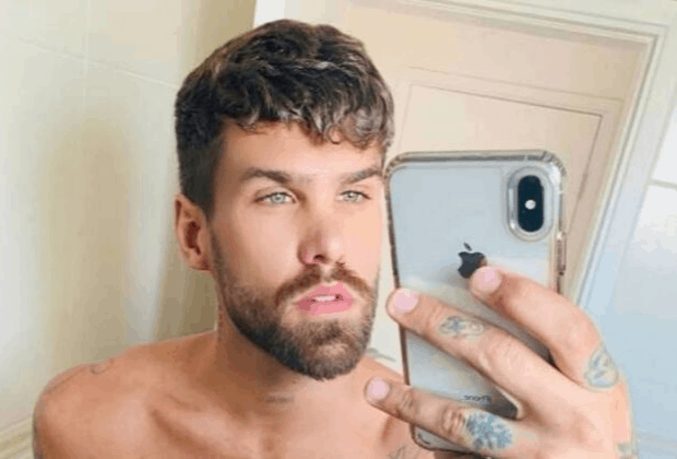Sobrinho-neto gay de Silas Malafaia posa sexy em ensaio sem cueca