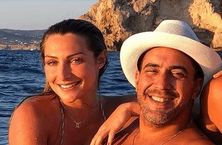 Namorada de André Marques organiza festa surpresa em hotel