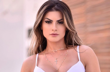 Ex-Panicat Babi Rossi faz tatuagem entre os seios e mostra resultado