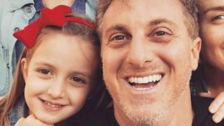 Angélica e Luciano Huck se declaram para a filha e exibem fotos inéditas