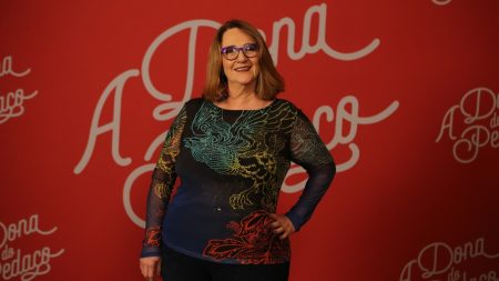 Atriz de A Dona do Pedaço solta palavrão em recado à “tradicional família brasileira”