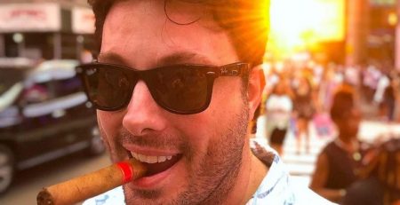 Danilo Gentili aparece praticamente nu e partes íntimas chamam a atenção