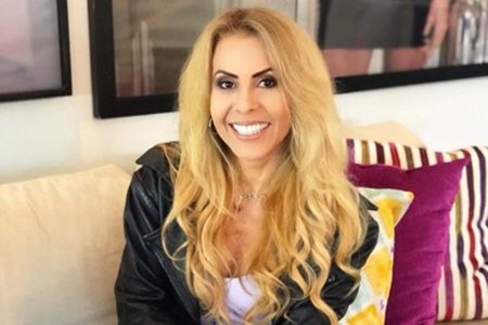 Joelma põe shortinho e causa ao andar de bicicleta com botas cor de rosa