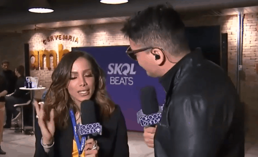 Leo Dias leva patada de Anitta ao vivo e defende atitude da cantora