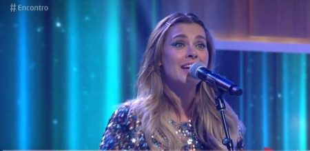 Carolina Dieckmann surge cantando no Encontro e dá o que falar na web