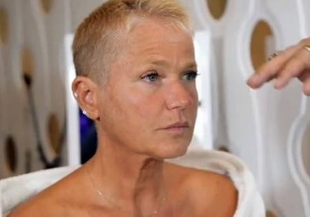 Xuxa é flagrada em transporte público lotado com a filha no colo