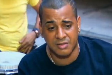 Ex-vocalista do Timbalada é filmado irreconhecível pedindo ajuda nas ruas