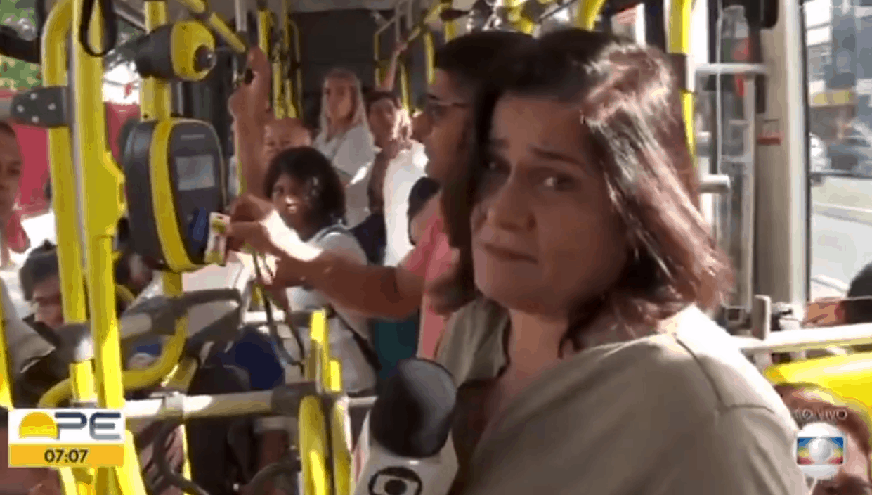 Jornalista da Globo é obrigada a descer do ônibus por falta de pagamento