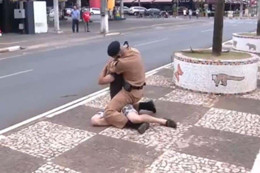 Policial imobiliza suspeito de furtar celular durante entrevista na Globo