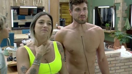 A Fazenda 2019: Após briga, Guilherme lambe a boca de Tati