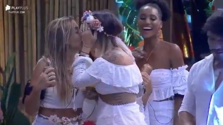 A Fazenda 2019: Bifão e Tati Dias selam a paz com selinho