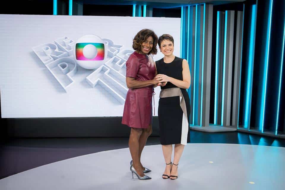 Sandra Annenberg beija Glória Maria e celebra estreia no Globo Repórter