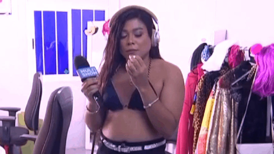 Repórter invade camarim e come absorvente que teria sido usado por Anitta