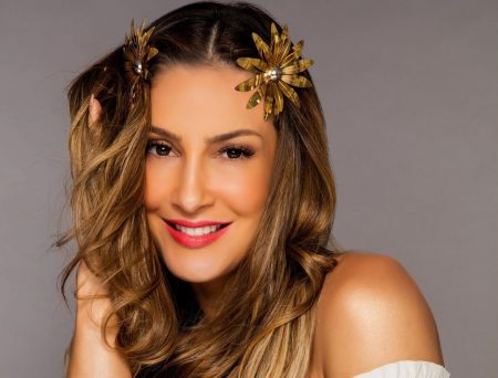 Claudia Leitte posa de lingerie transparente e corpão impressiona