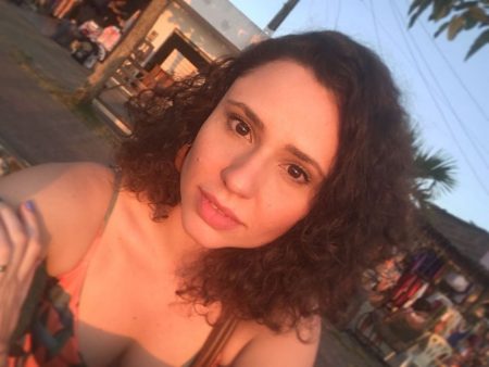 Ex-Chiquititas surge pelada em foto com esposo na praia