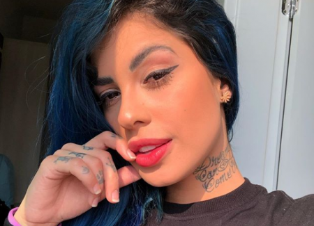 Tati Zaqui tira quase tudo e detalhe no bumbum rouba a cena