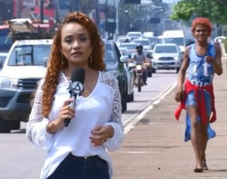 Homem encarna Gisele Bündchen em avenida e atrapalha repórter do SBT