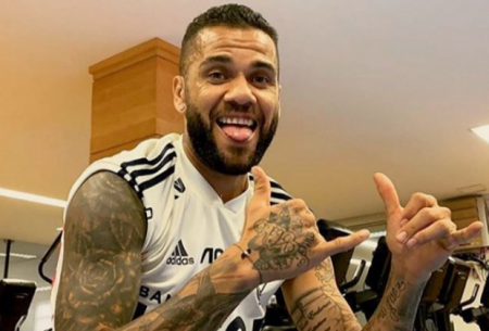 Daniel Alves tem carro de luxo roubado em estacionamento